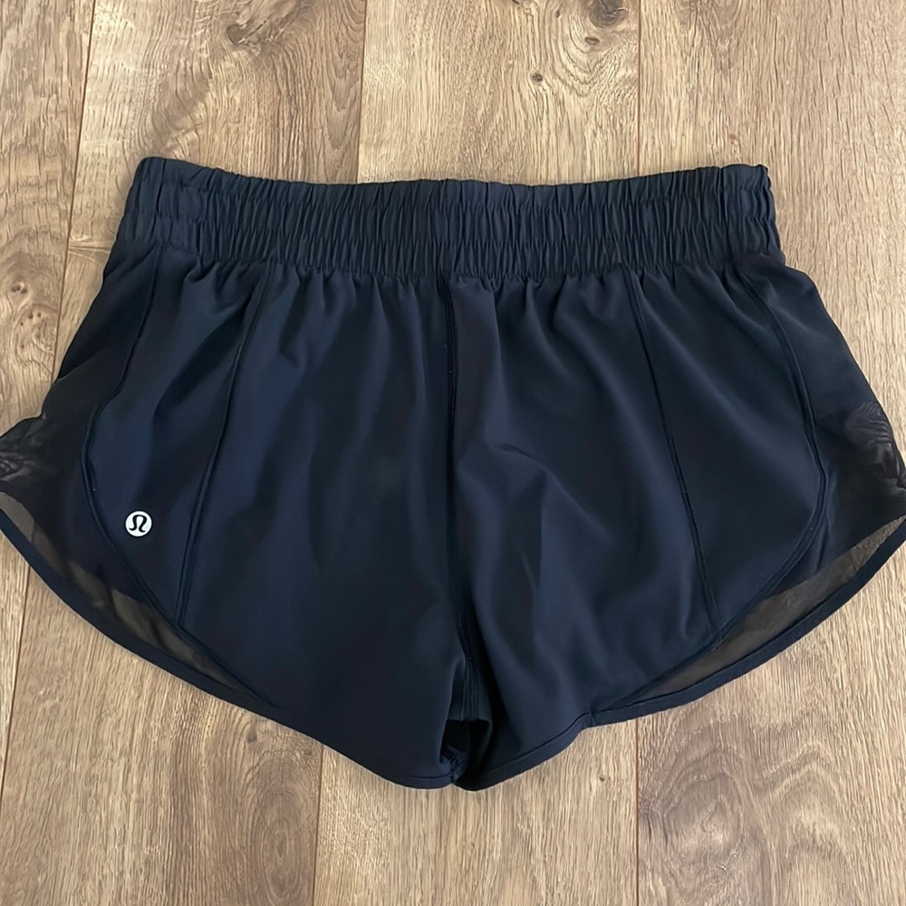 Lululemon Hotty hot low rise 2.5 lined shorts